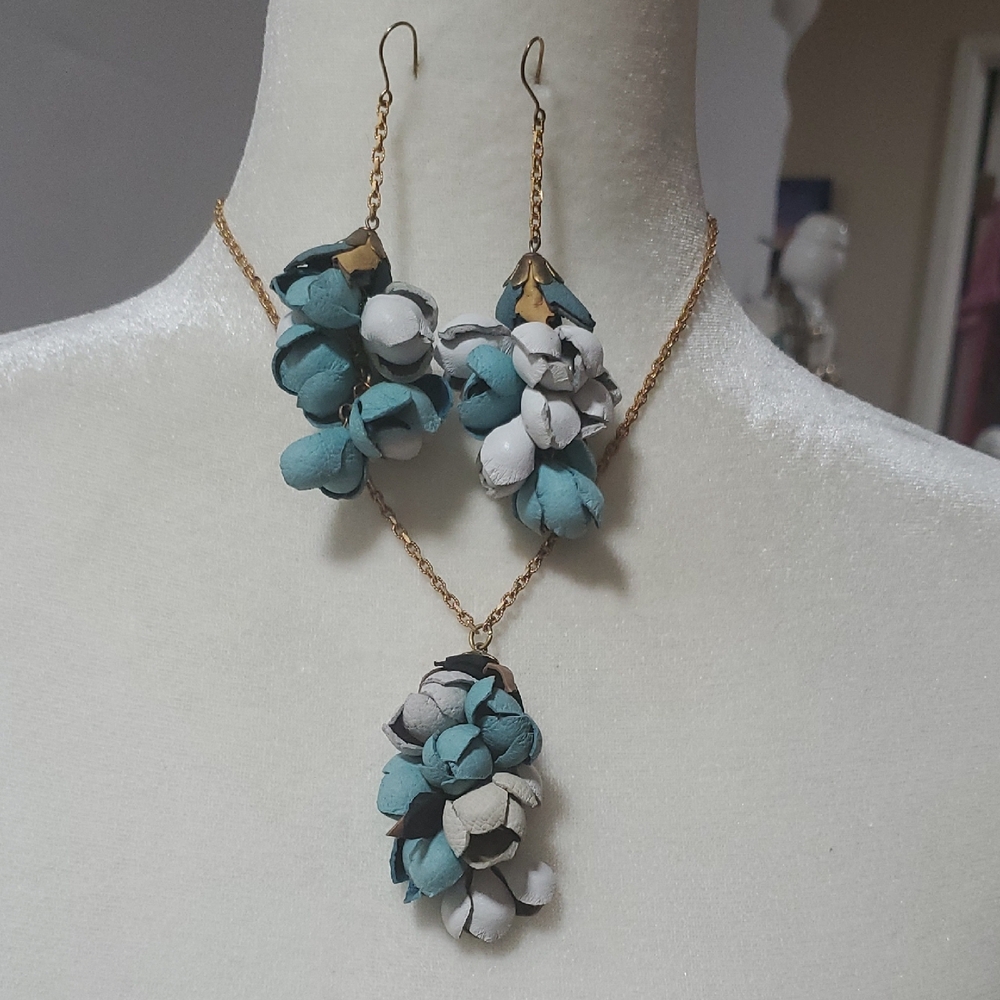 Teal & White Floral Cluster Necklace with Earrings - Gold Chain